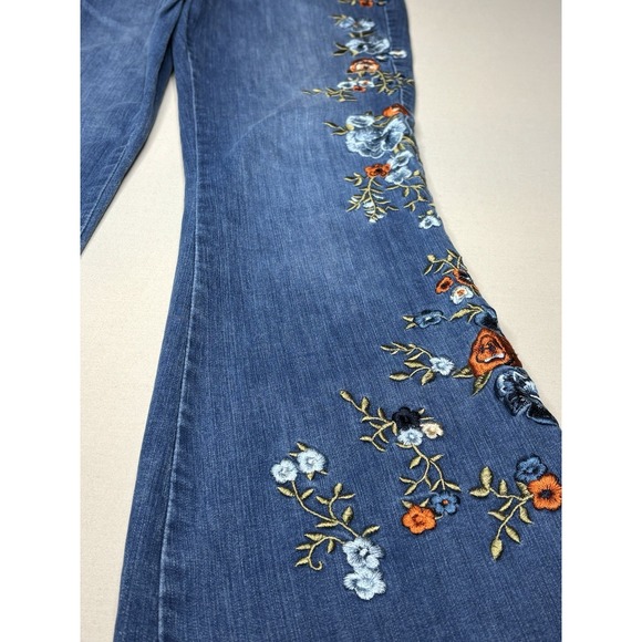 9th & Main Women's Light Blue Distressed Floral Embroidered Flare Jeans Size 8 - Picture 3 of 12